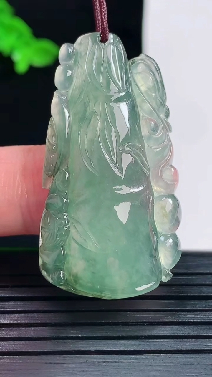 天然A货翡翠节节高升 竹节吊坠，尺寸42-22.6-6重量:10.67g
6月1日