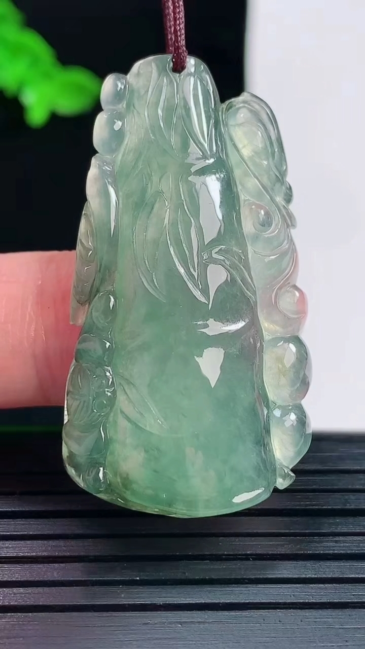 天然A货翡翠节节高升 竹节吊坠，尺寸42-22.6-6重量:10.67g
6月1日