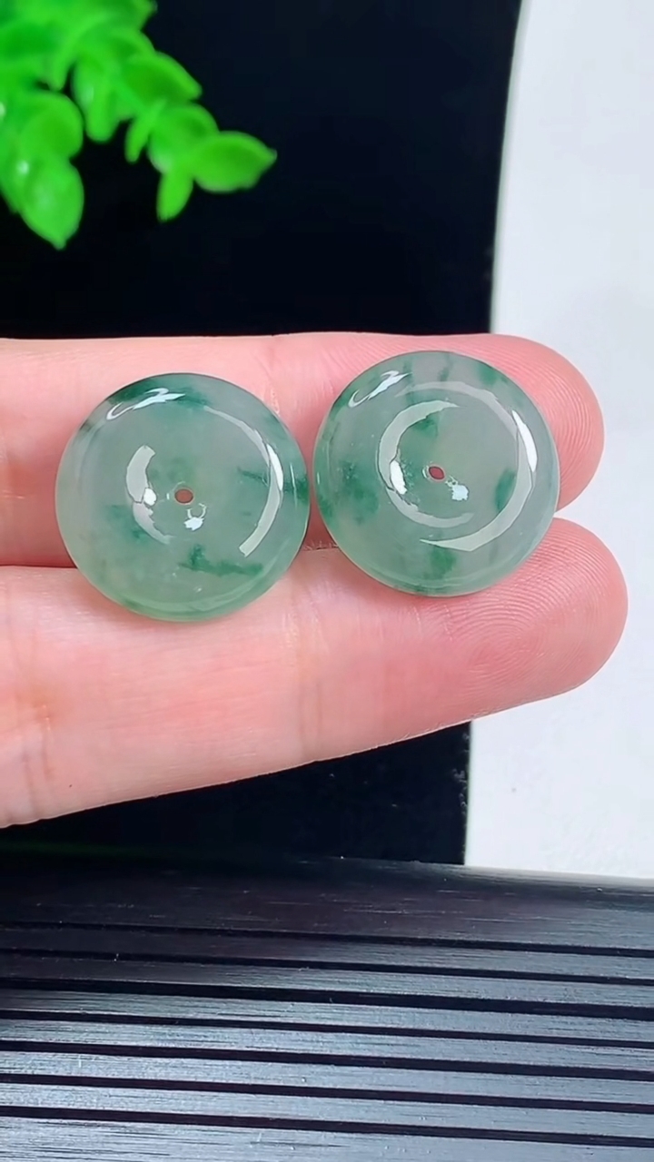 天然A货翡翠飘花平安扣吊坠一对，尺寸19-5.6重量:8.34g
6月1日