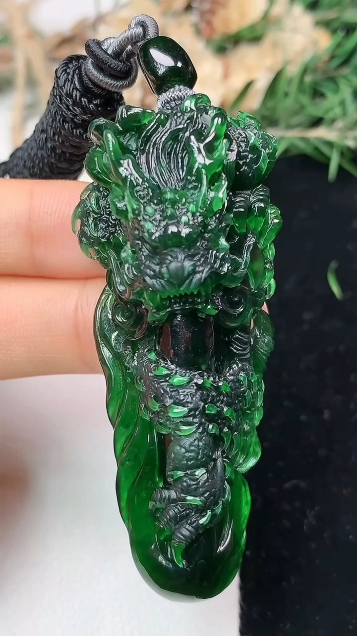 天然A货翡翠龙牌吊坠，尺寸62.2-26.8-16.5，重量:30.89g
6月1日