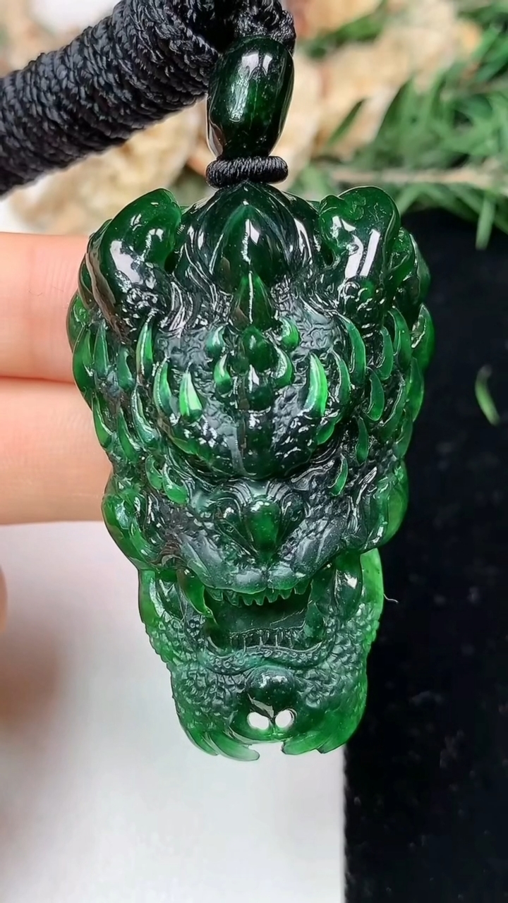天然A货翡翠龙牌吊坠，尺寸48-32.3-15.3，重量:33.02g
6月1日