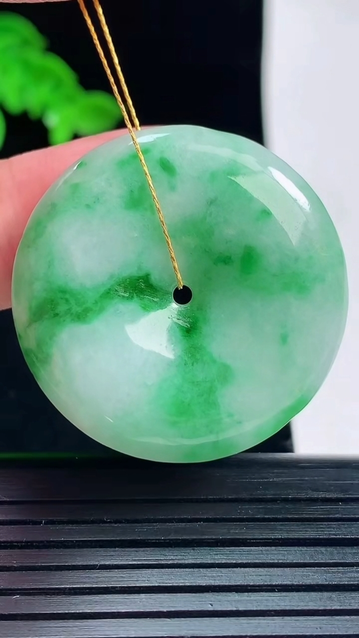 天然A货翡翠平安扣吊坠，尺寸32-5.5重量:12.03g
6月1日