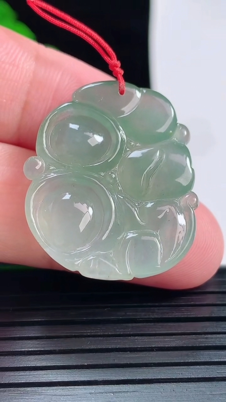 天然A货翡翠生肖猴吊坠，尺寸30.5-25-5.5重量:7.89g
6月1日