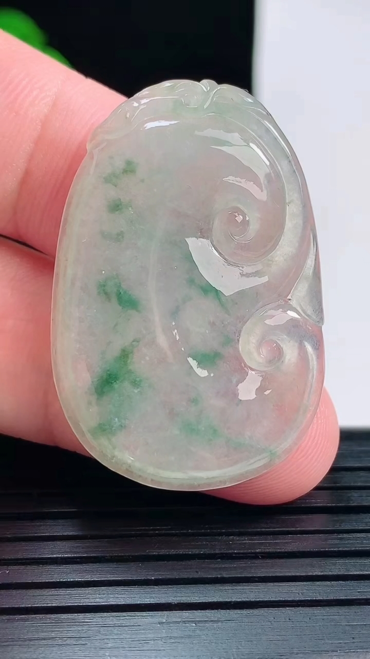 天然A货翡翠飘花如意吊坠，尺寸37-25-3.8重量:6.78g
6月1日