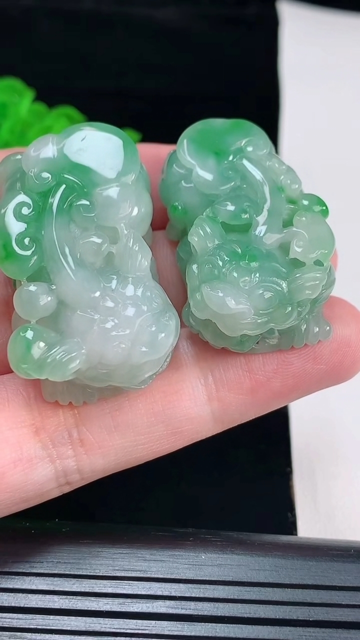天然A货翡翠貔貅吊坠一对，尺寸40-22.5-14.6重量:57.07g
6月1日