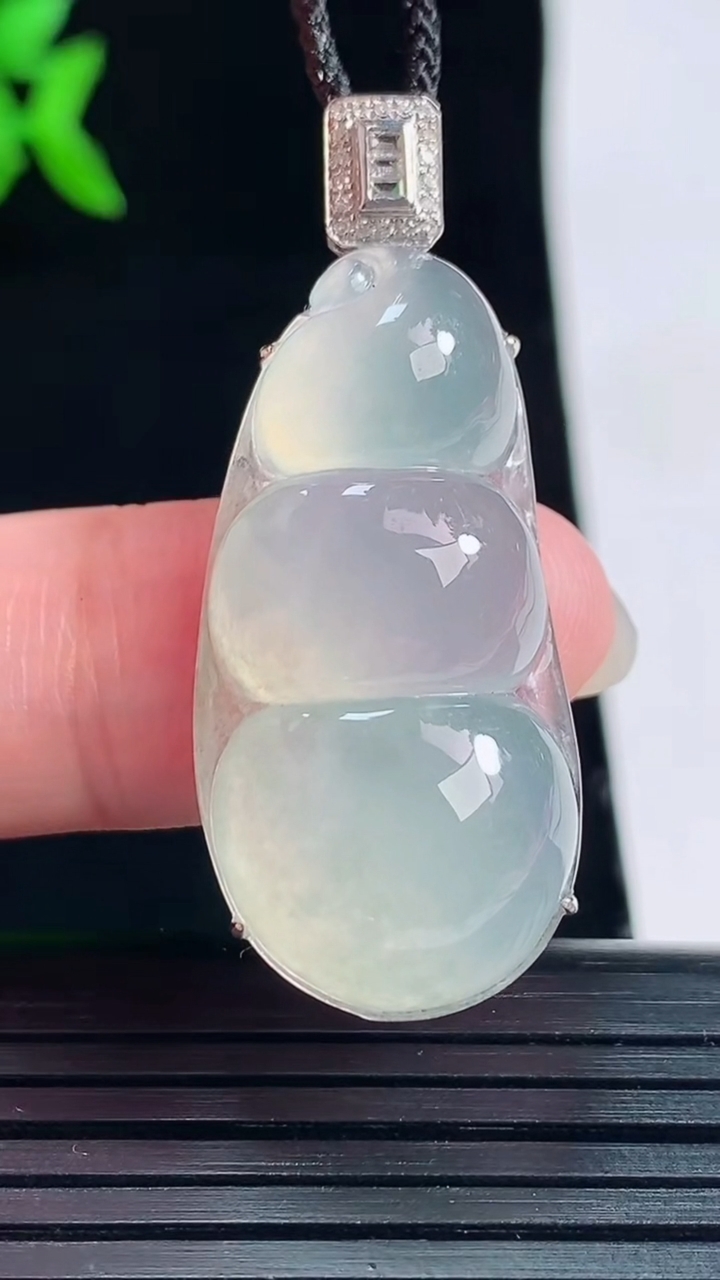 天然A货翡翠福豆吊坠，尺寸41-16-9，裸石33-16重量:7.45g
6月1日