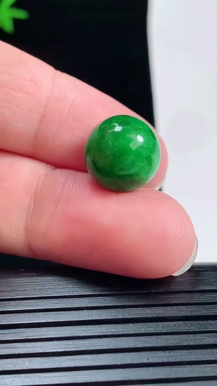 天然A货翡翠圆珠吊坠，尺寸13重量:3.80g6月1日
工厂直销收藏佳品,种好水足，色泽均匀，有种有色，上手高大气！