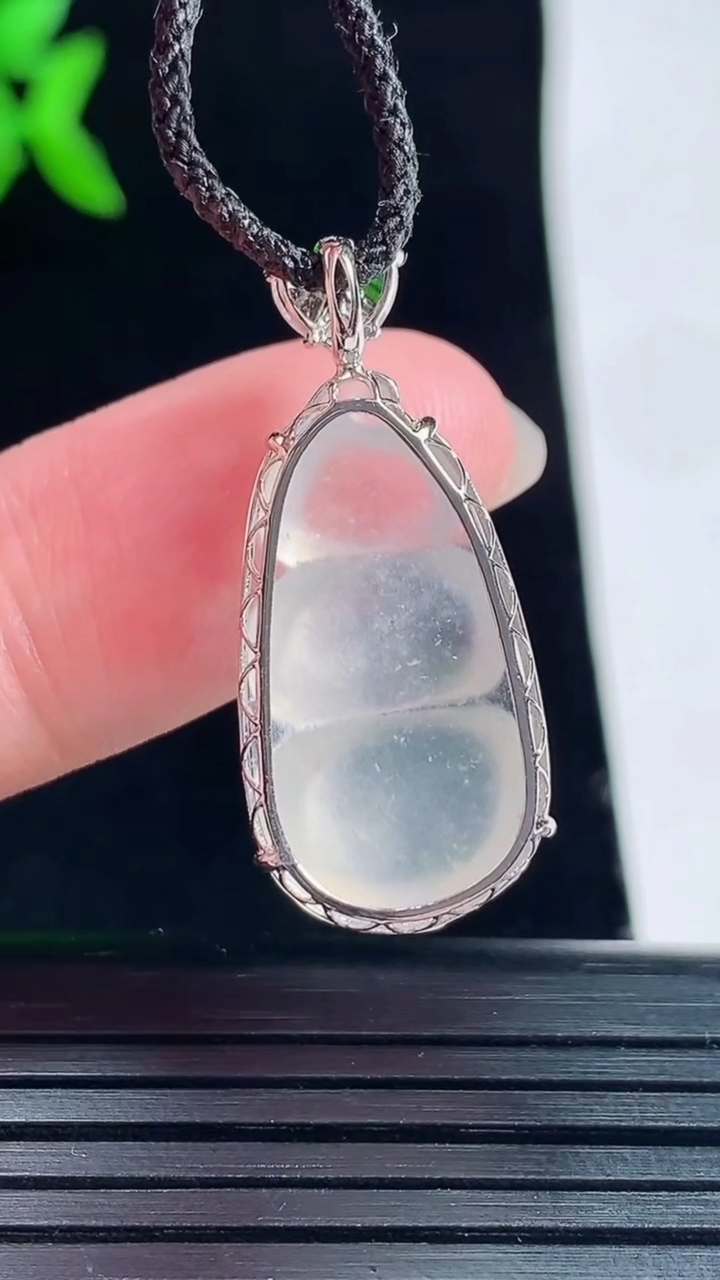 天然A货翡翠种白冰福豆吊坠，尺寸29-13-7，裸石24-13重量:2.68g
6月1日