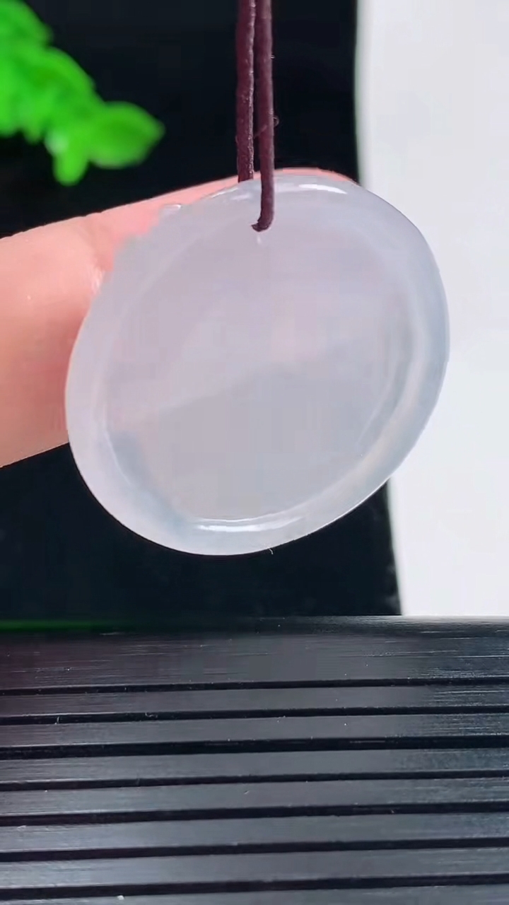 天然A货翡翠大势至菩萨吊坠，尺寸28.6-5.8重量:7.41g
6月1日