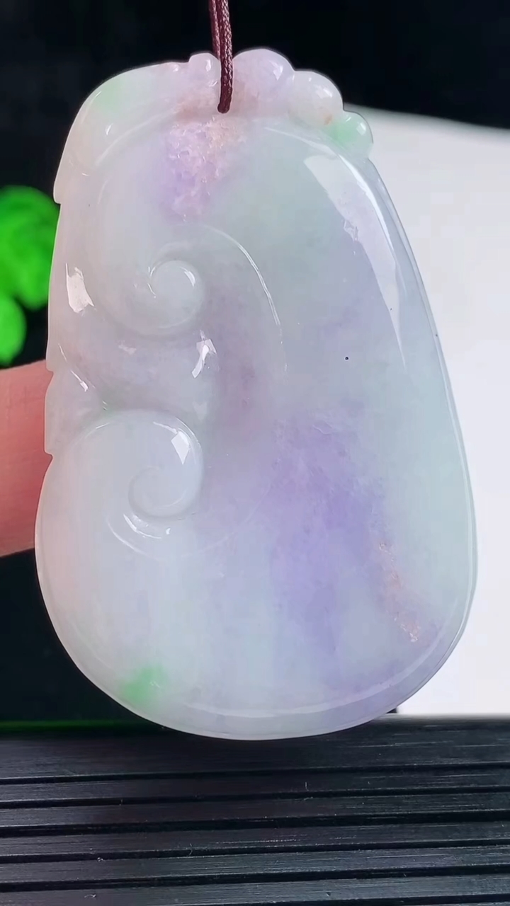 天然A货翡翠春带彩 紫罗兰如意吊坠，尺寸54-35-5.2重量:21.98g
6月1日