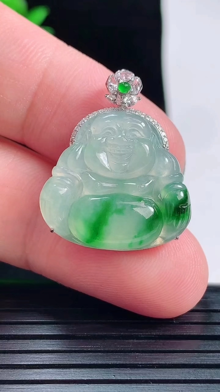 天然A货翡翠佛公吊坠，尺寸26.5-22-6.2，裸石20-22重量:3.98g
6月1日