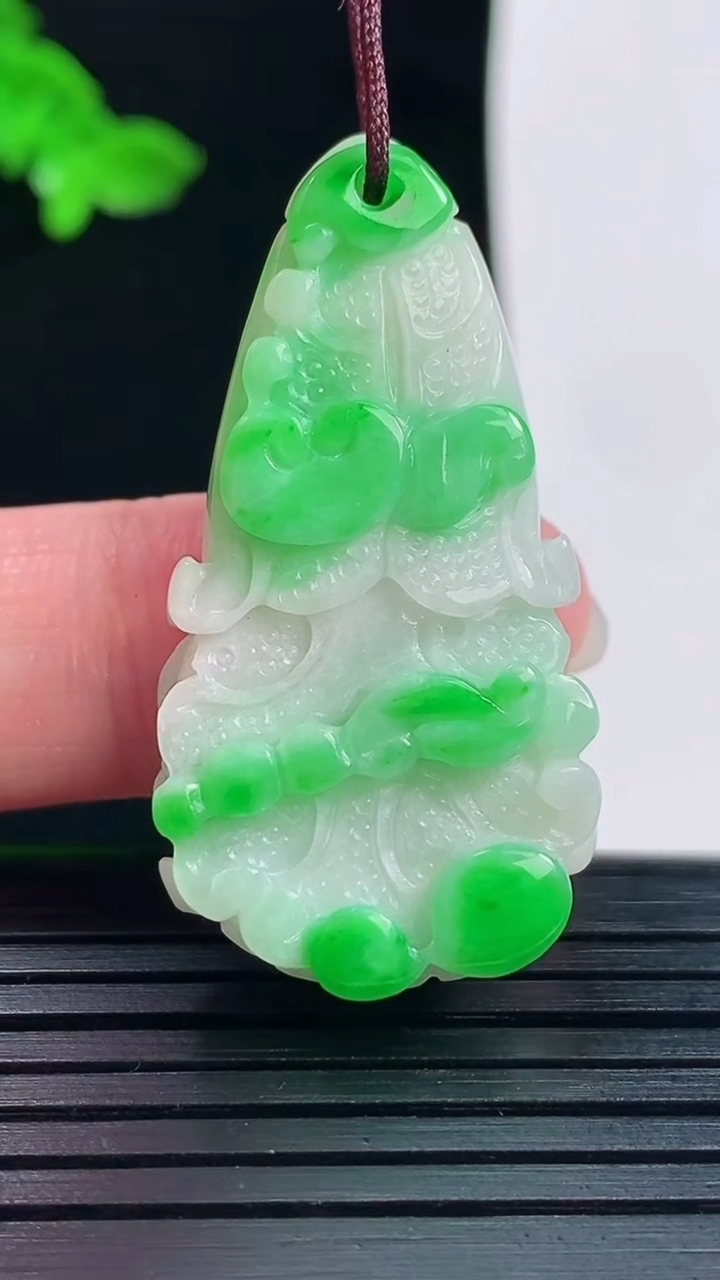 天然A货翡翠白菜吊坠，尺寸38.6-20-9重量:10.85g
6月1日