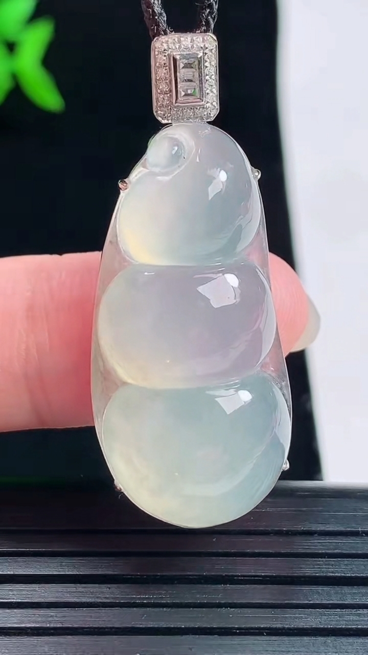 天然A货翡翠福豆吊坠，尺寸41-16-9，裸石33-16重量:7.45g
6月1日