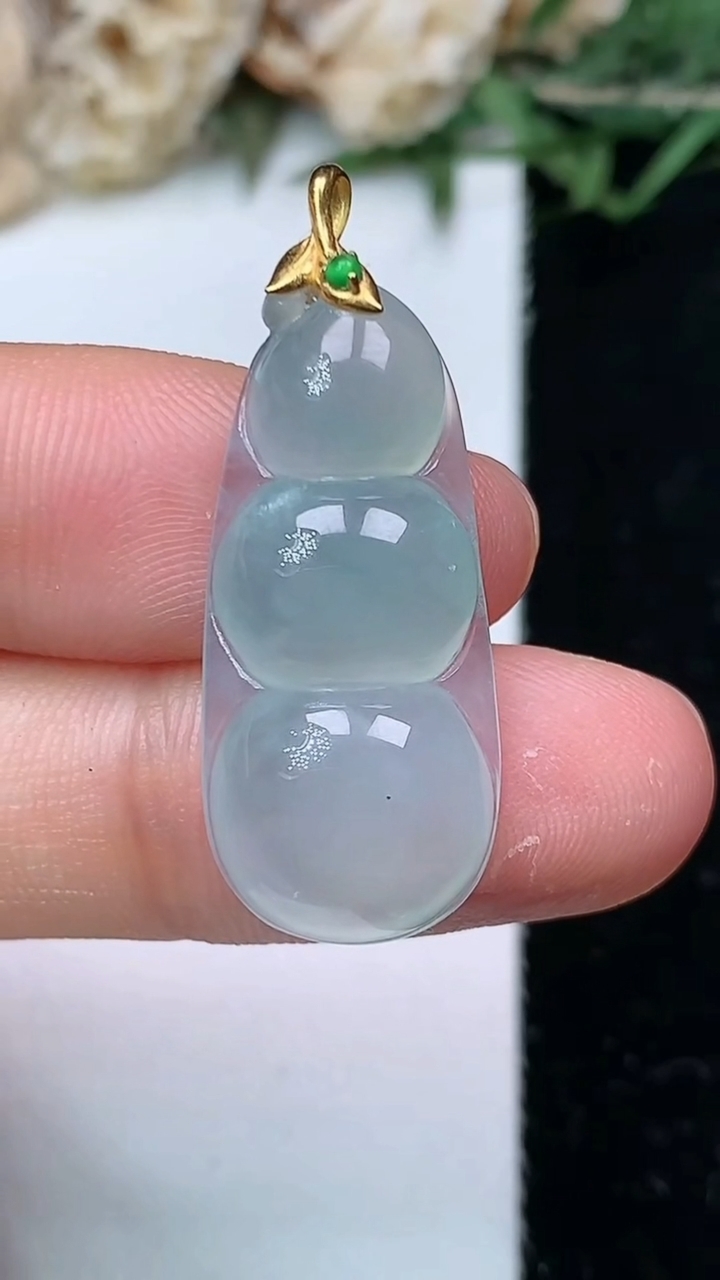 天然A货翡翠白冰福豆吊坠，尺寸27.5-12.4-5.6，重量:3.49g
6月1日