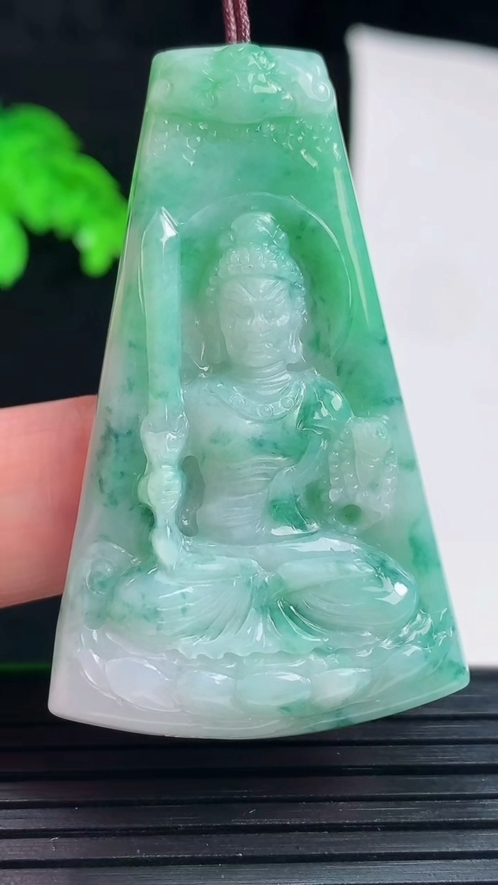 天然A货翡翠不动明王吊坠，尺寸50-30.5-5.5重量:15.63g
6月1日