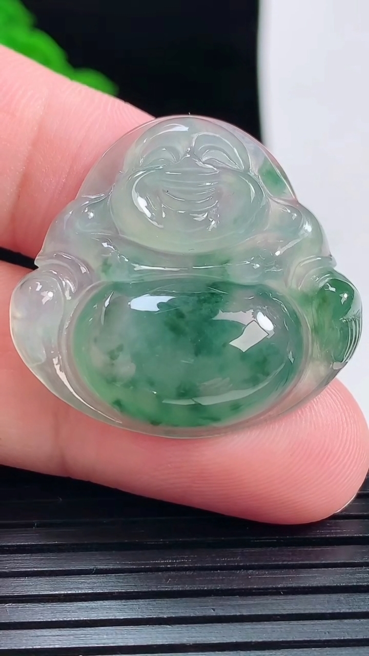 天然A货翡翠飘花佛公吊坠，尺寸29-31-6.5重量:8.31g
6月1日