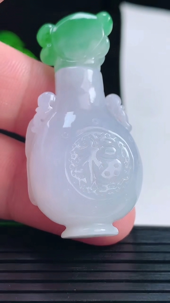 天然A货翡翠花瓶吊坠，尺寸48-24-13.2重量:22.42g
6月1日