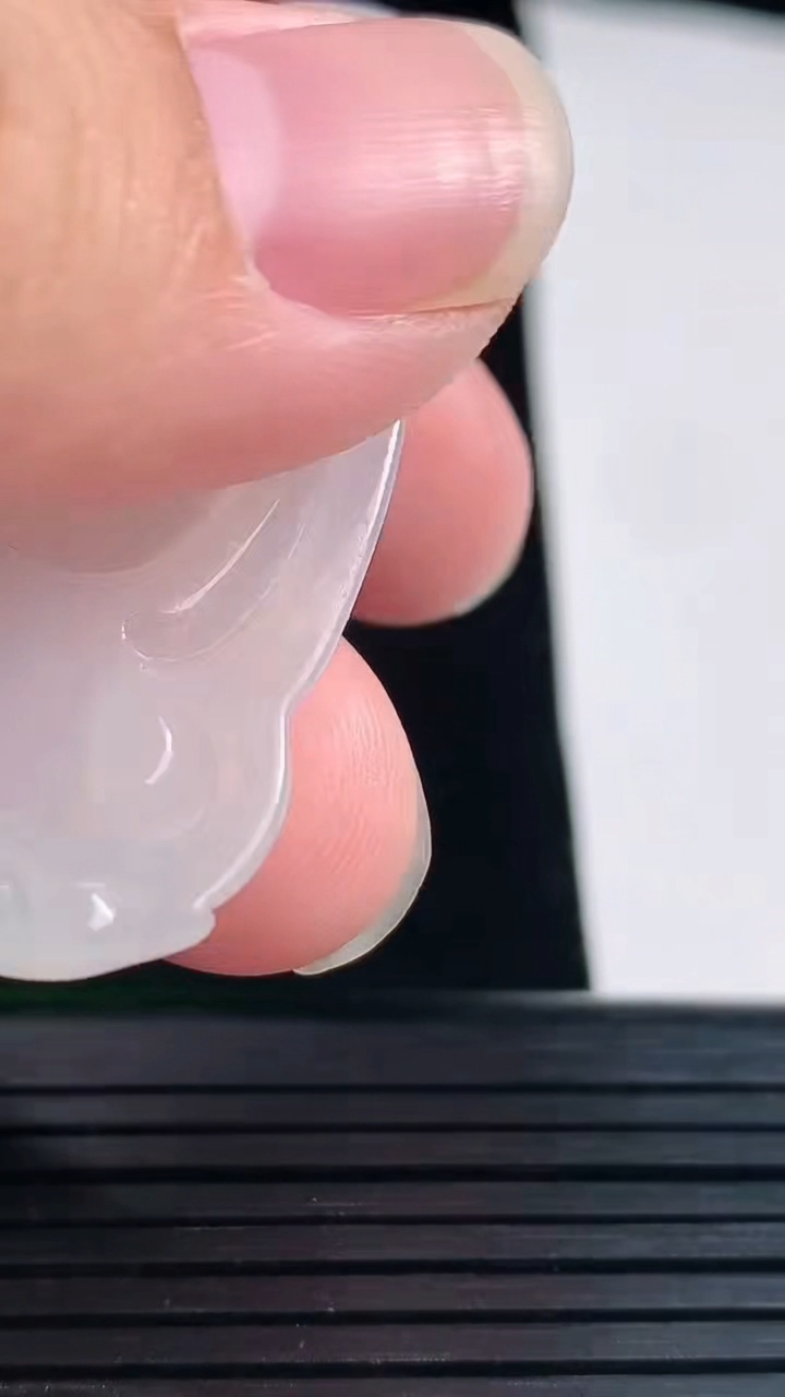 天然A货翡翠素衣观音吊坠，尺寸48-31-4.5重量:12.10g
6月1日
