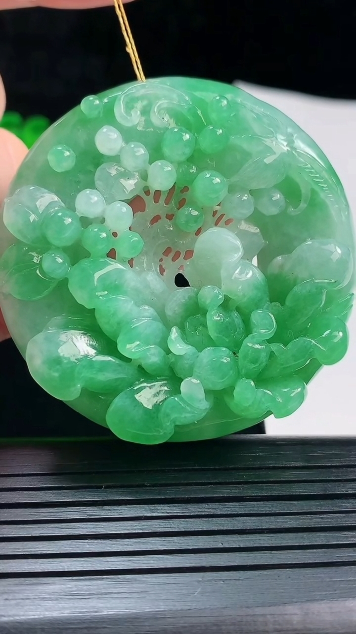 天然A货翡翠喜上眉梢吊坠，尺寸53-12重量:52.75g
6月1日