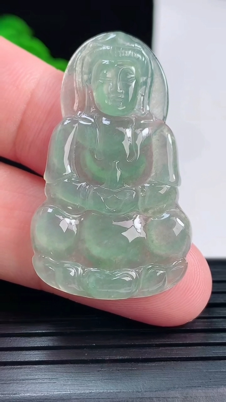 天然A货翡翠正装观音吊坠，尺寸42.5-25-2.8重量:6.34g
6月1日