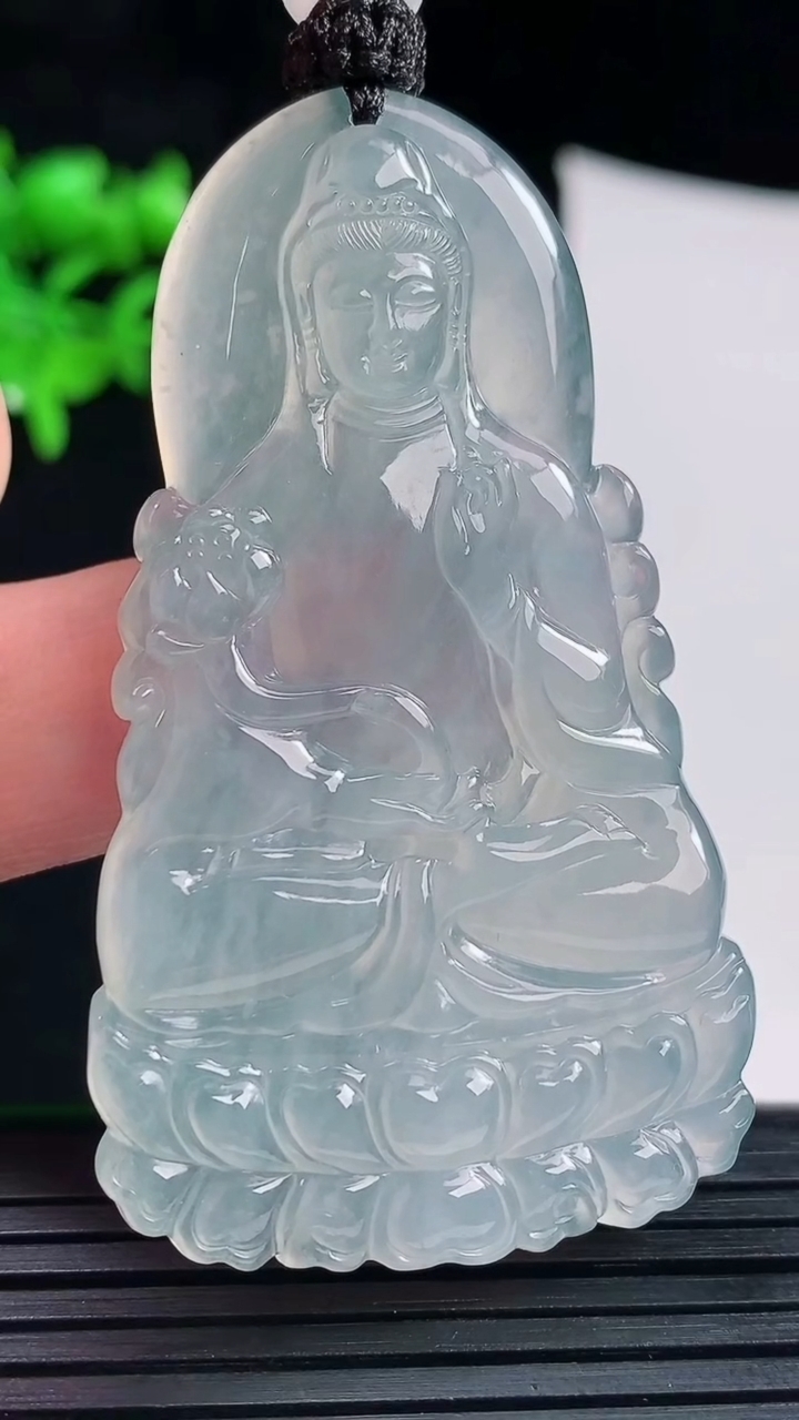 天然A货翡翠种飘花大势至菩萨吊坠，尺寸58-34-5重量:24.45g
6月1日