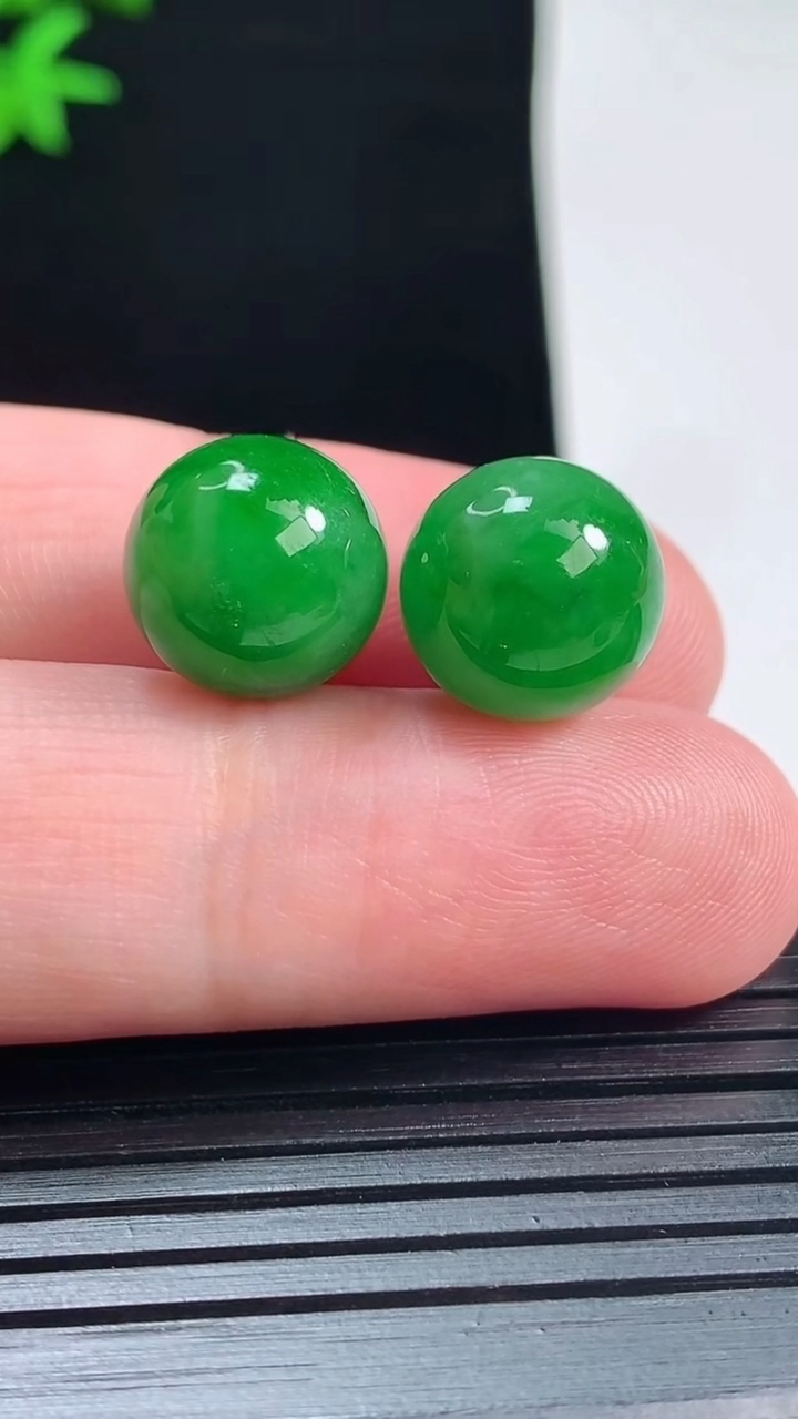 天然A货翡翠圆珠吊坠一对，尺寸12重量:6.04g
6月1日