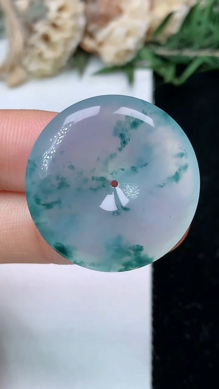 天然A货翡翠飘花平安扣吊坠，尺寸27.3-5.8，重量:8.02g
6月1日