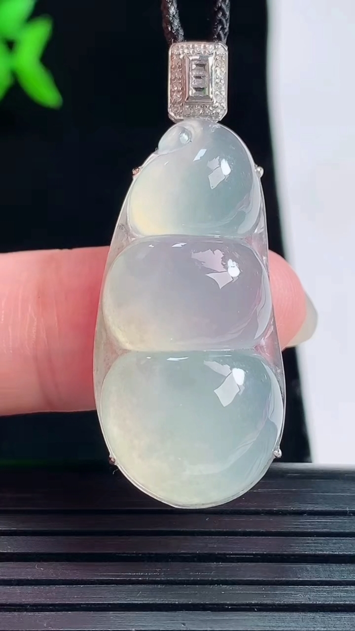 天然A货翡翠福豆吊坠，尺寸41-16-9，裸石33-16重量:7.45g
6月1日