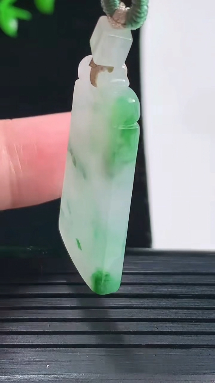 天然A货翡翠仿古无事牌吊坠，尺寸37-18-3.8重量:8.77g
6月1日