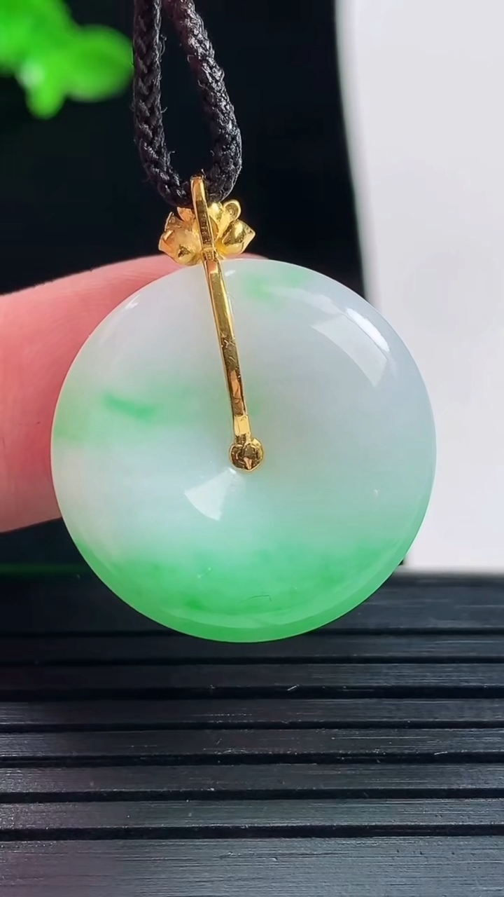 天然A货翡翠平安扣吊坠，尺寸28-22.6-5.2重量:5.99g
6月1日