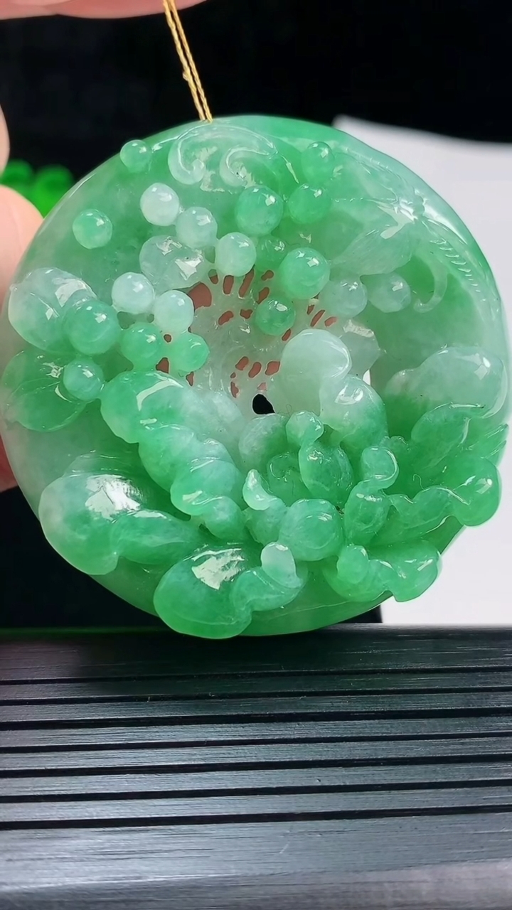 天然A货翡翠喜上眉梢吊坠，尺寸53-12重量:52.75g
6月1日