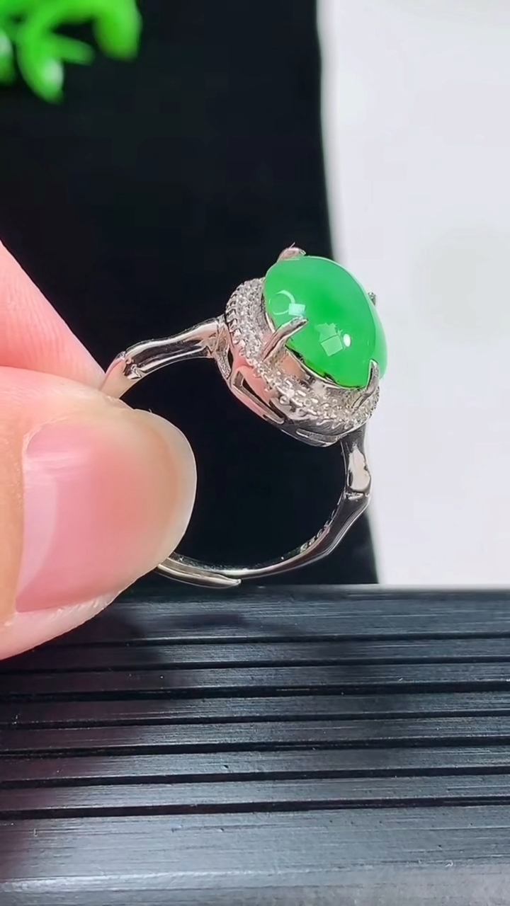 天然A货翡翠蛋面戒指，尺寸13.6-9-8重量:3.42g2026年6月1日
工厂直销收藏佳品,种好水足，色泽均匀，有种有色，上手高大气！