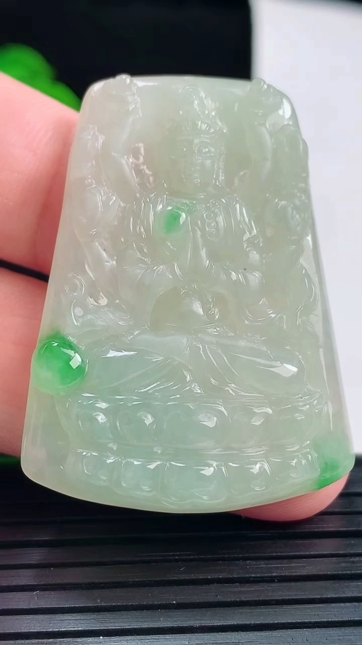 天然A货翡翠千手观音菩萨吊坠，尺寸43.8-32-6重量:16.63g
6月1日