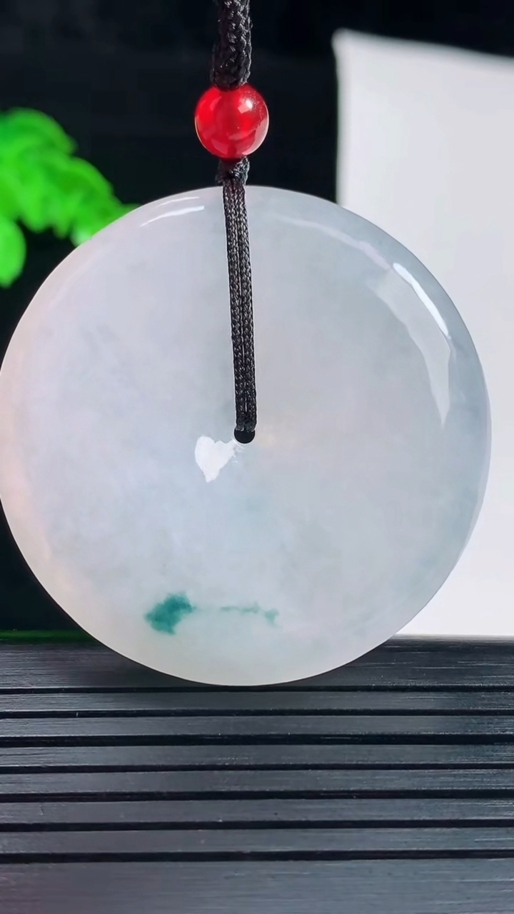 天然A货翡翠飘花平安扣吊坠，尺寸41.5-6重量:24.39g
6月1日