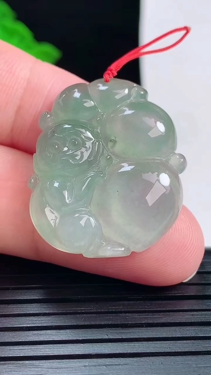 天然A货翡翠生肖猴吊坠，尺寸30.5-25-5.5重量:7.89g
6月1日