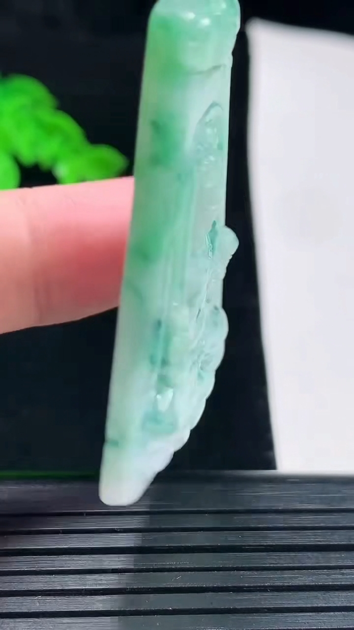天然A货翡翠不动明王吊坠，尺寸50-30.5-5.5重量:15.63g
6月1日
