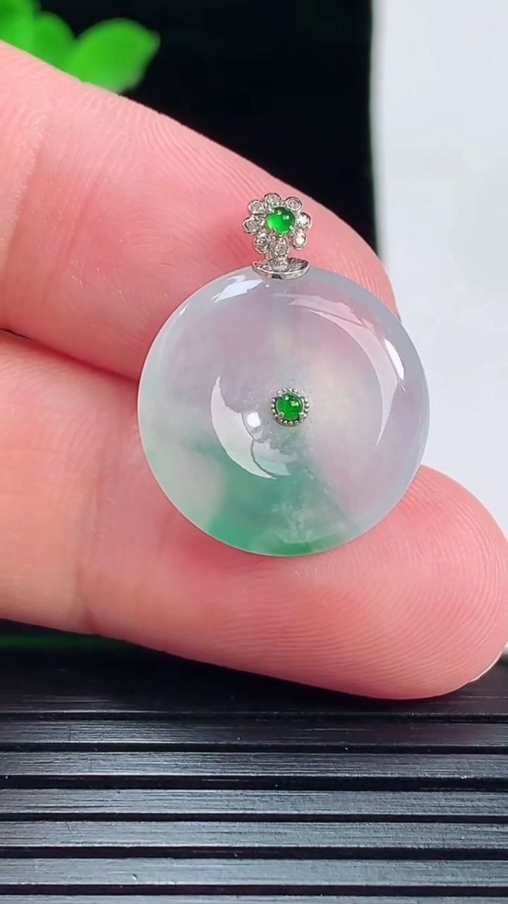天然A货翡翠种飘花平安扣吊坠，尺寸22.5-18.5-3.8重量:2.70g
6月1日