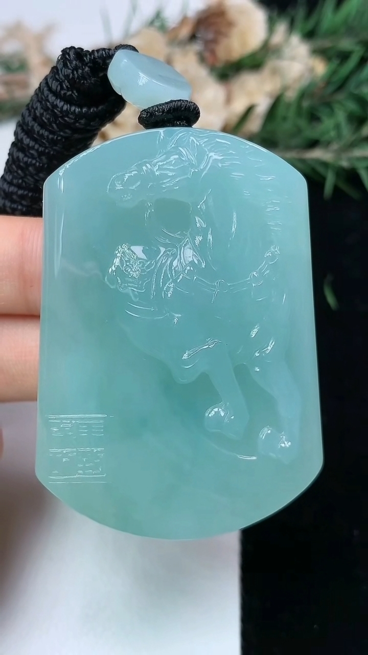 天然A货翡翠生肖马牌吊坠，尺寸51.8-37.6-11.8，重量:55.28g
6月1日