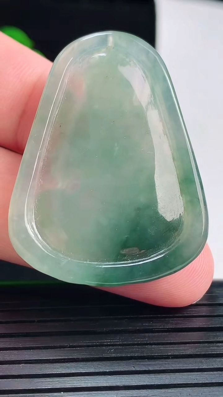天然A货翡翠飘花大势至菩萨吊坠，尺寸41.8-31.5-5重量:11.78g
6月1日