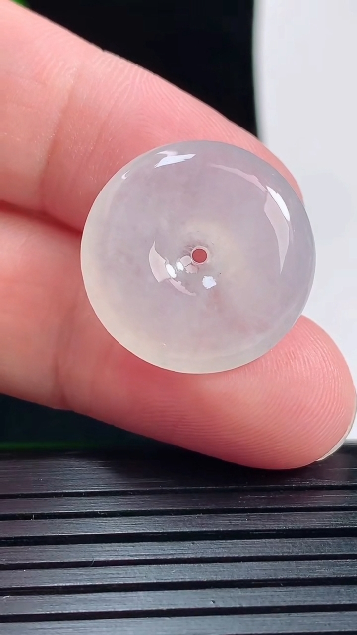 天然A货翡翠平安扣吊坠，尺寸21-5重量:4.58g
6月1日