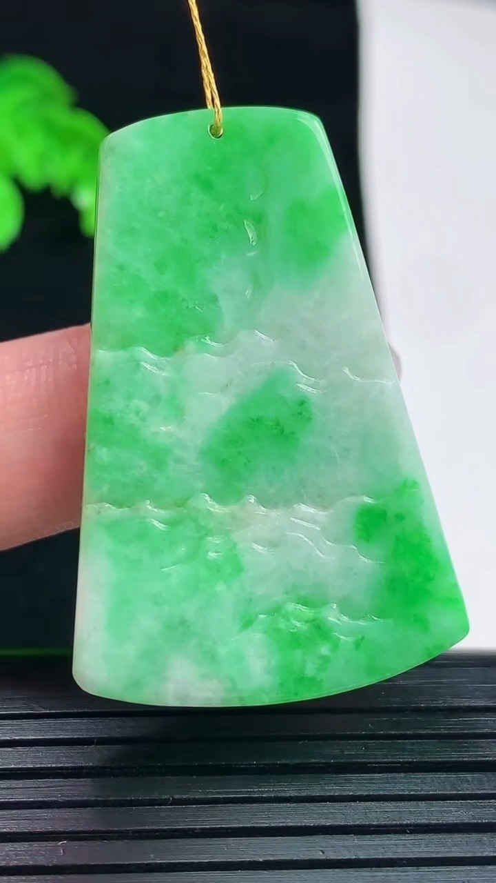 天然A货翡翠山水牌吊坠，尺寸41.6-28-5.8重量:14.89g
6月1日