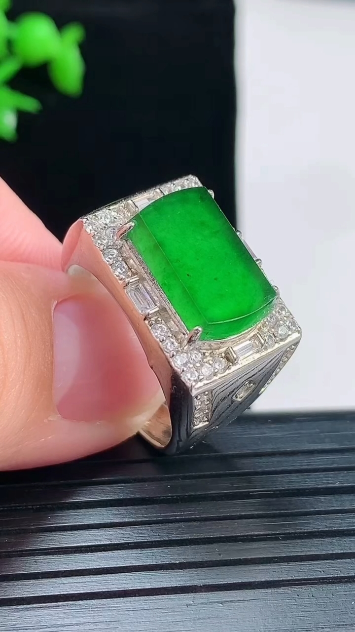 天然A货翡翠马鞍戒指，尺寸14.5-9-6.5重量:7.45g2026年6月1日
工厂直销收藏佳品,