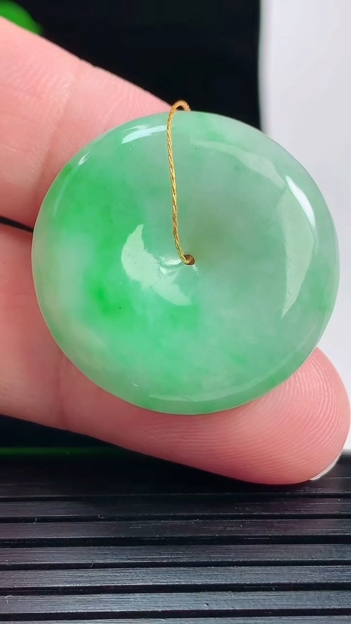 天然A货翡翠平安扣吊坠，尺寸28.5-5.6重量:9.94g
6月1日