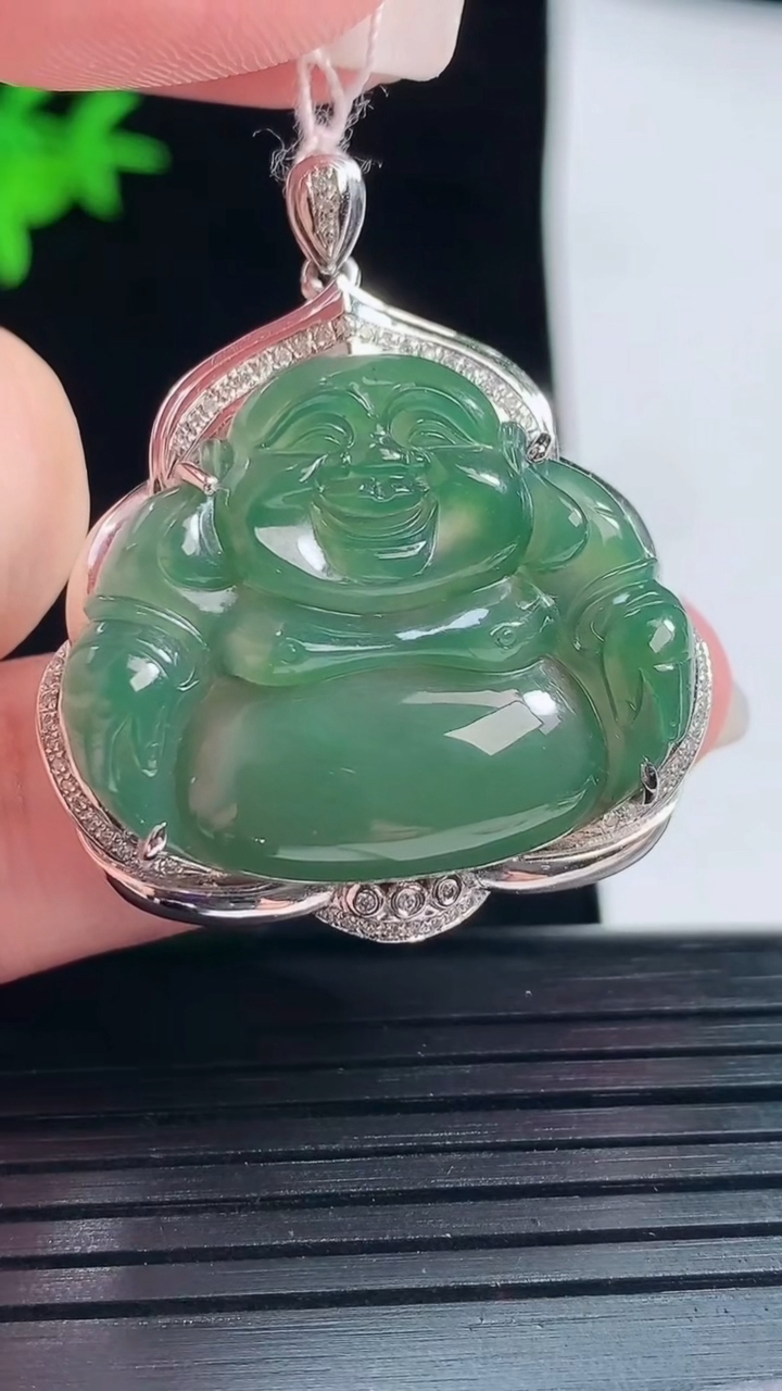 天然A货翡翠佛公吊坠，尺寸36-32-10，裸石23.5-28.5重量:8.15g
6月1日