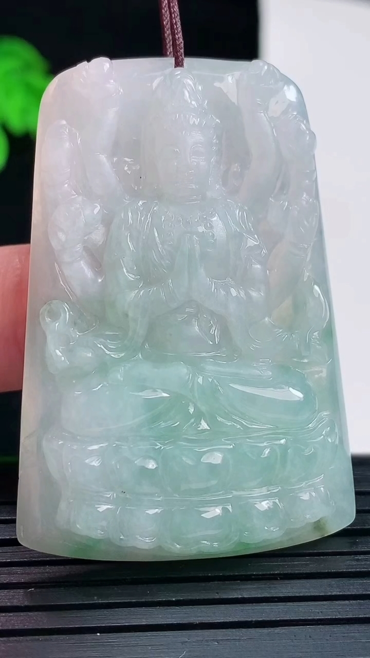 天然A货翡翠千手观音菩萨吊坠，尺寸49-33-5.6重量:18.26g
6月1日