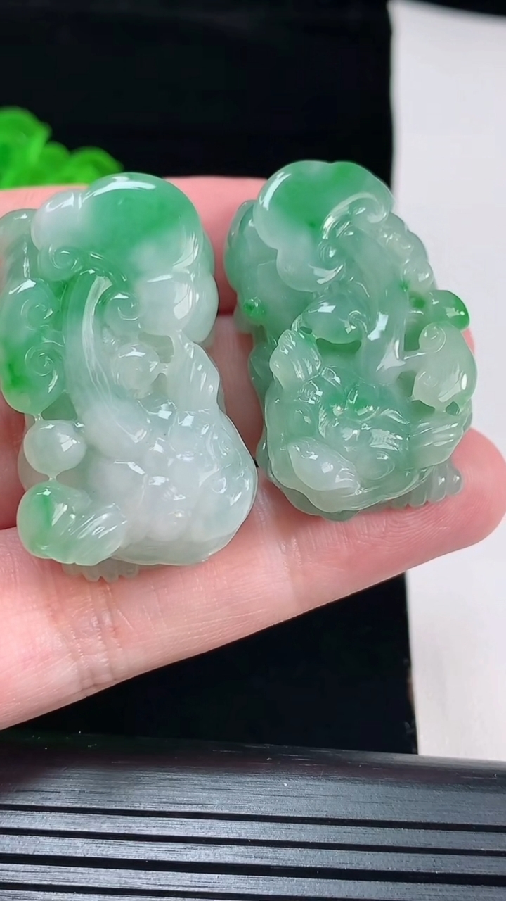 天然A货翡翠貔貅吊坠一对，尺寸40-22.5-14.6重量:57.07g
6月1日