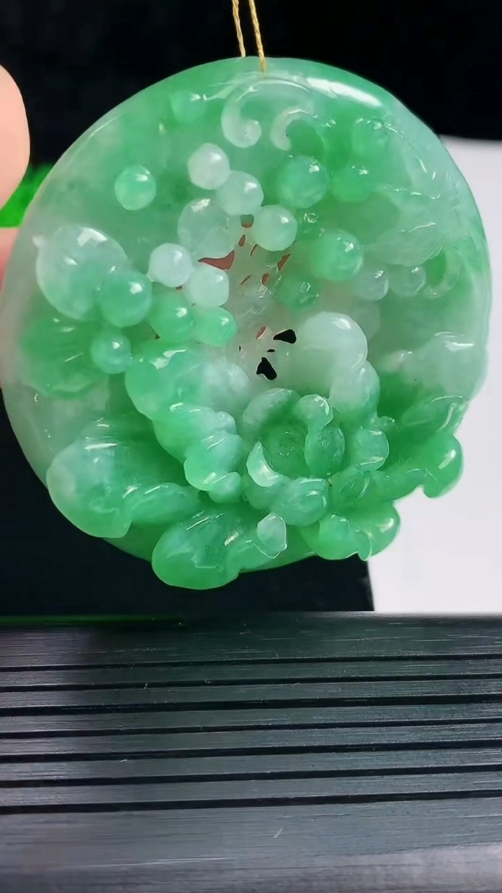 天然A货翡翠喜上眉梢吊坠，尺寸53-12重量:52.75g
6月1日