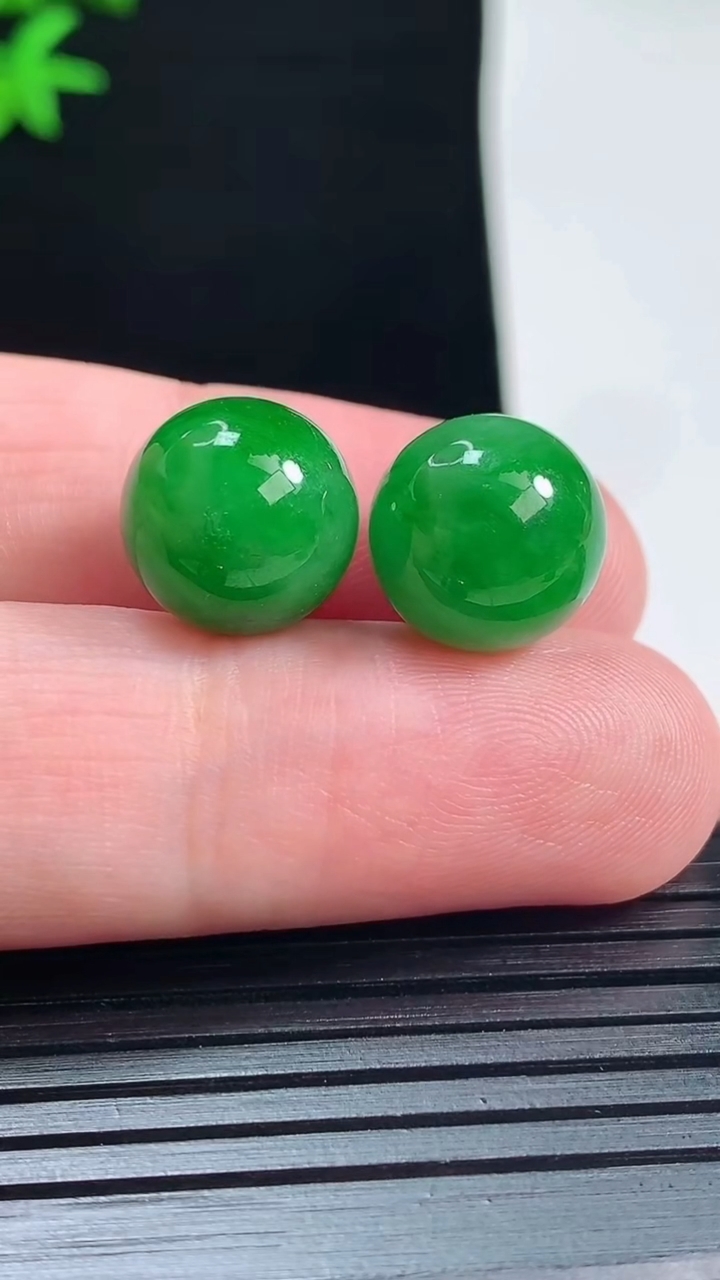 天然A货翡翠圆珠吊坠一对，尺寸12重量:6.04g
6月1日