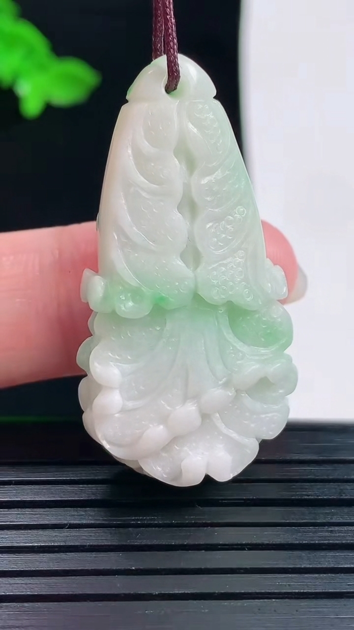 天然A货翡翠白菜吊坠，尺寸38.6-20-9重量:10.85g
6月1日