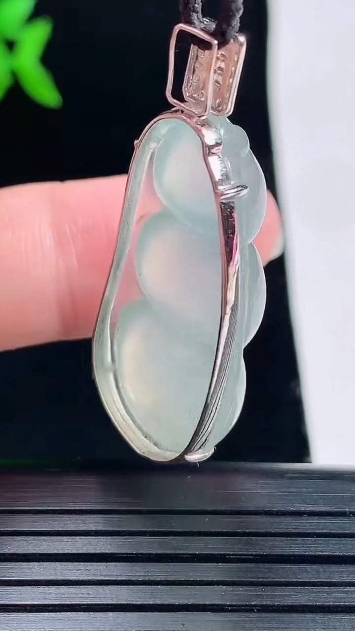 天然A货翡翠福豆吊坠，尺寸41-16-9，裸石33-16重量:7.45g
6月1日